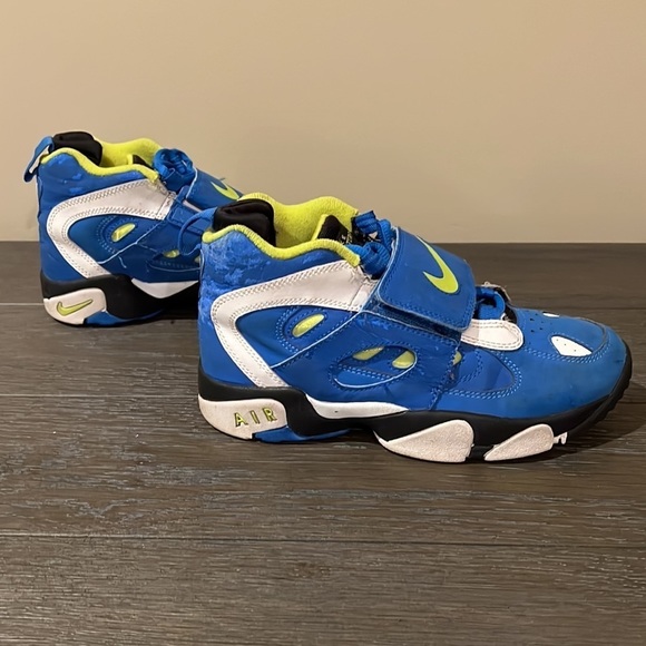 Nike Diamond Turf II boys tennis shoes, EUC, size 4 - Picture 4 of 8